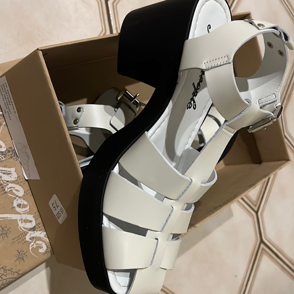 Free People Pacific Platform White Leather Chunky Fisherman Sandal. Size 8 1/2